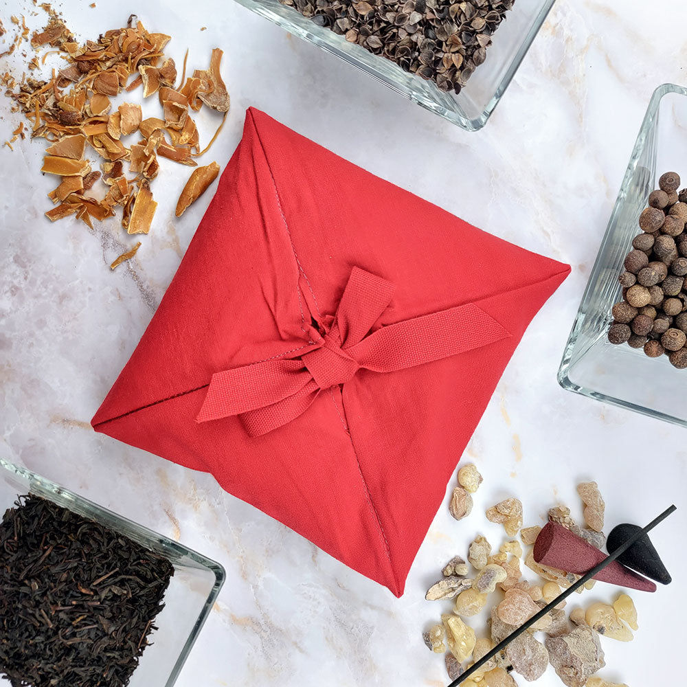 Profumatore ambiente primo chakra incartato in tessuto rosso con ingredienti aromatici naturali
