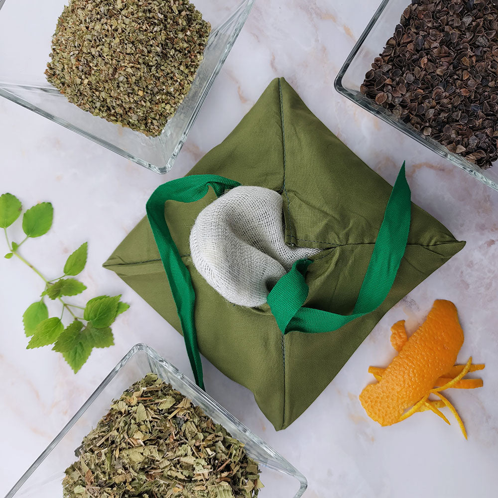 Profumatore ambiente quarto chakra con erbe aromatiche naturali in un sacchetto di cotone verde