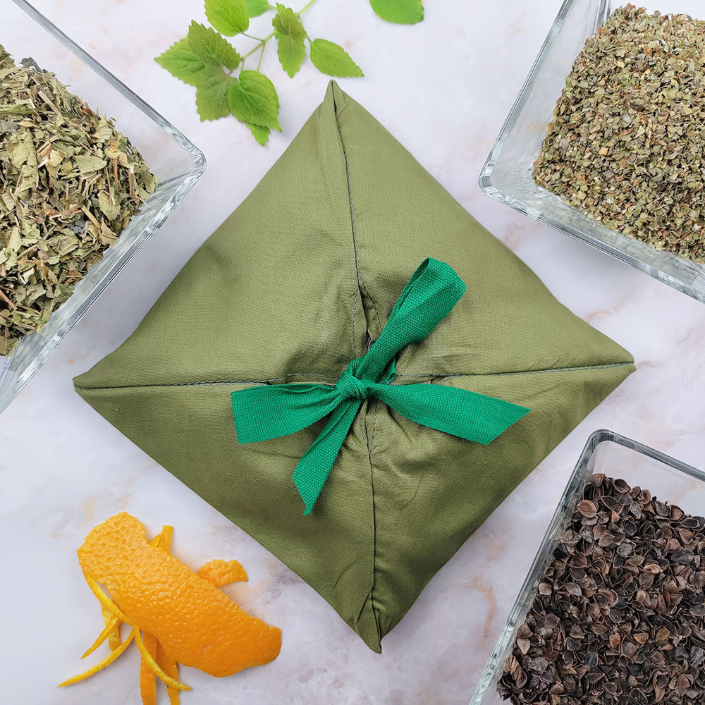 Sacchetto profumatore ambiente quarto chakra in tessuto verde con erbe aromatiche e agrumi