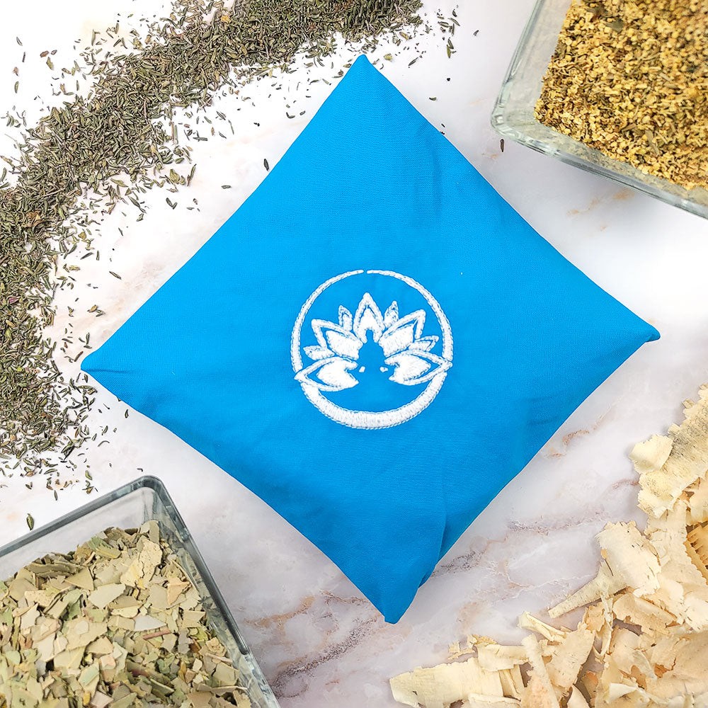 Cuscino profumatore ambiente quinto chakra in tessuto blu decorato con logo zen