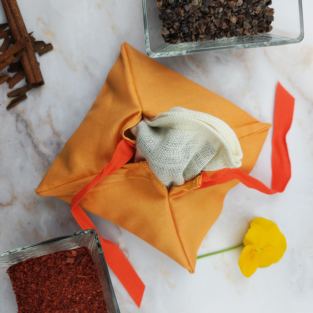 Profumatore ambiente secondo chakra con sacchetto di tessuto arancione e ingredienti naturali
