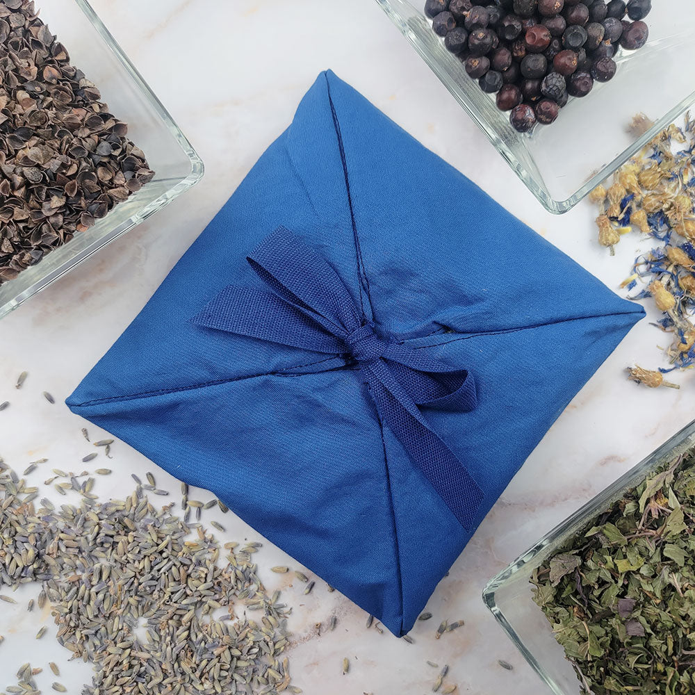 Cuscino profumatore ambiente sesto chakra con tessuto blu e erbe aromatiche terapeutiche