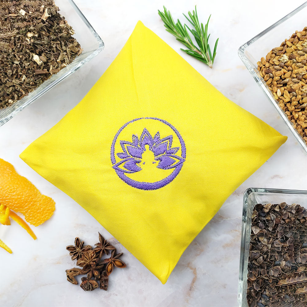 Profumatore ambiente terzo chakra giallo con simbolo di loto, circondato da erbe aromatiche e spezie