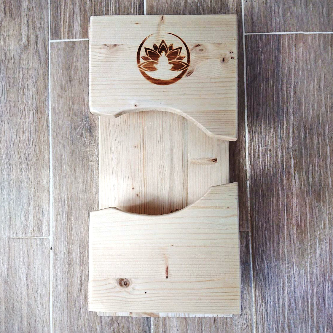 Sgabello meditazione legno in stile naturale con incisione di un loto per pratiche di benessere