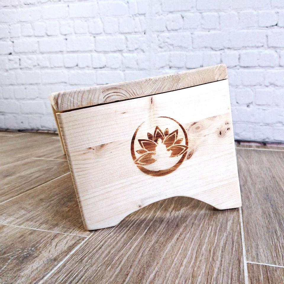 Panchina in legno con simbolo di meditazione, ideale come sgabello meditazione legno per pratiche zen