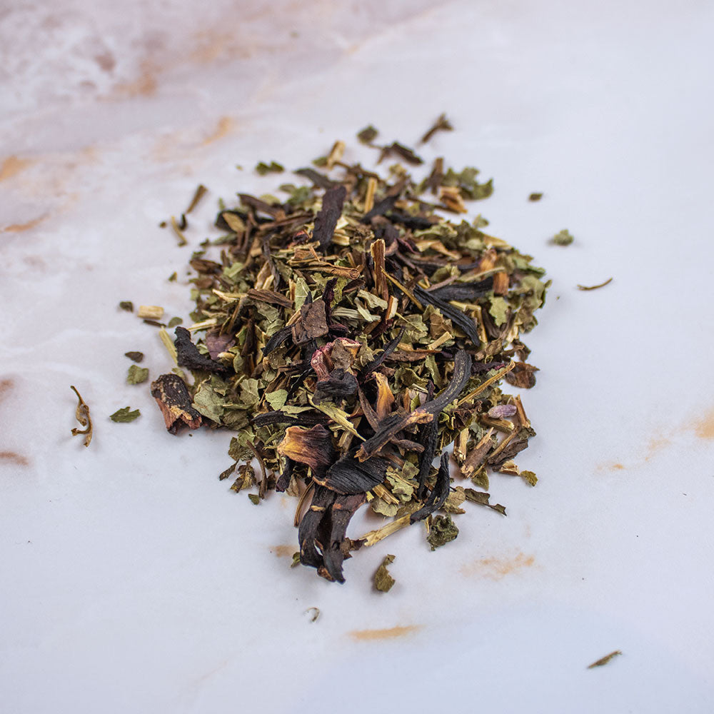 Tisana primo chakra in foglie secche, miscela di erbe rilassanti e aromatiche per il benessere