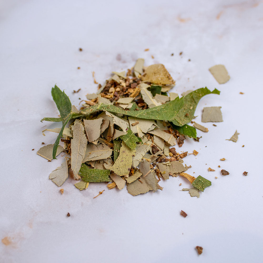 Miscela di erbe per tisana quinto chakra con foglie e pezzi di radice naturali