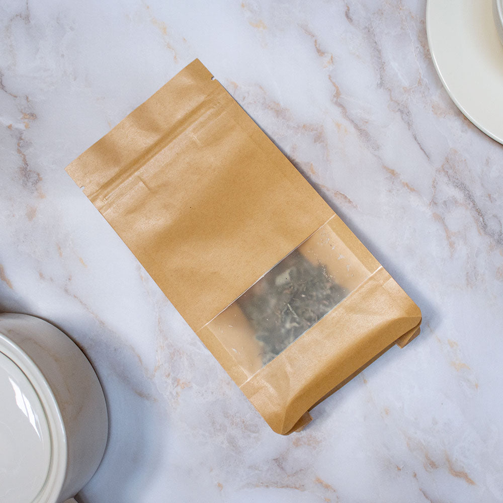 Confezione di tisana settimo chakra in sacchetto kraft con finestra trasparente per visualizzare il contenuto