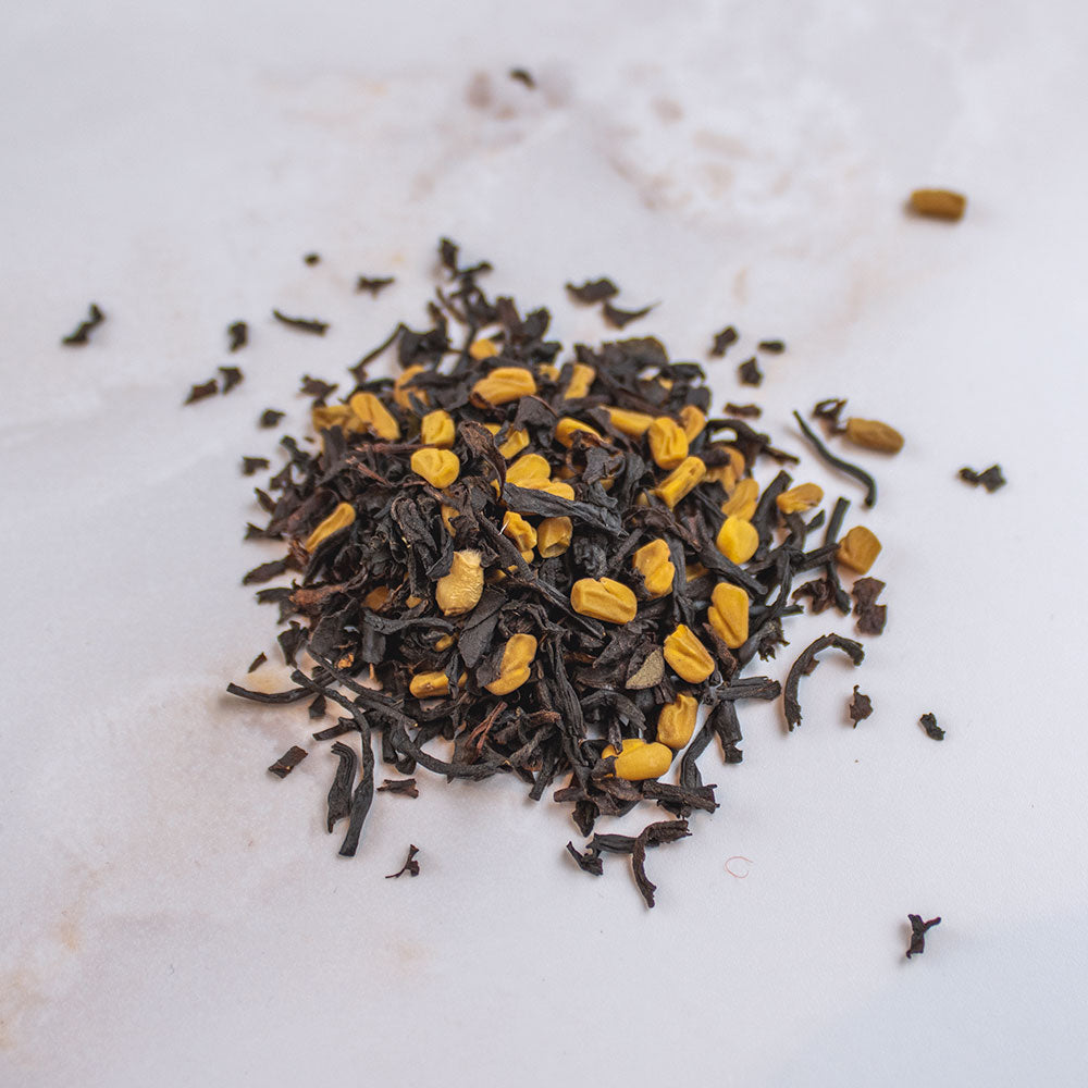 Tisana Terzo Chakra composta da foglie di tè scuro e petali gialli per un benessere olistico