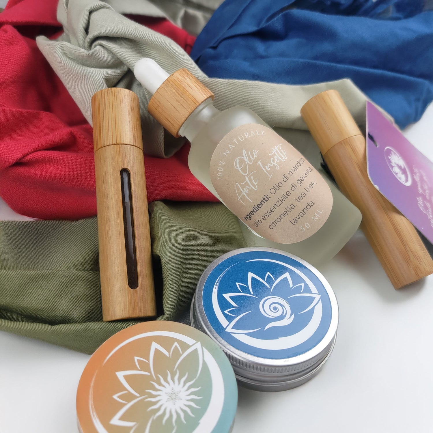 Collezione di prodotti benessere estate con oli profumati e accessori per il relax e la cura di sé