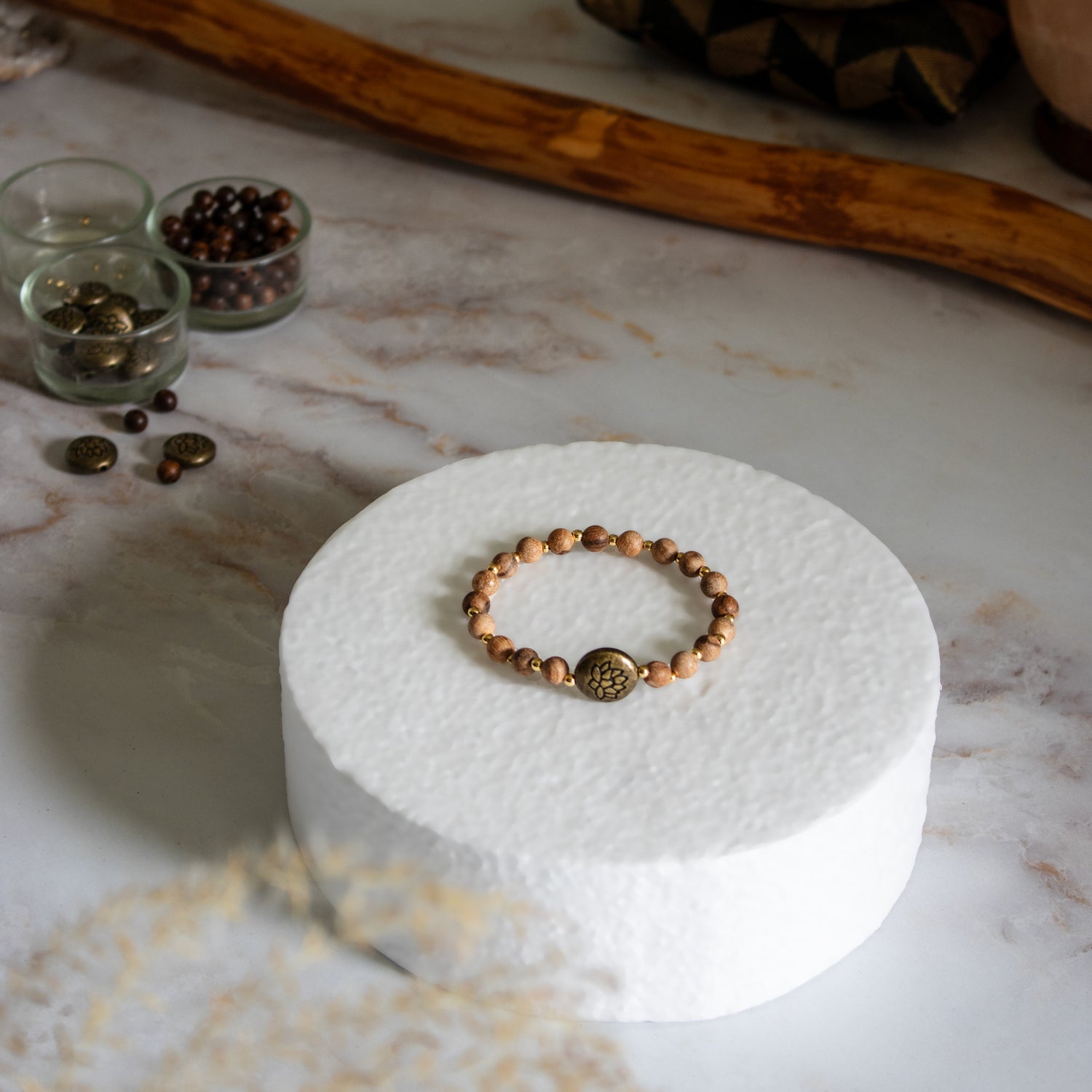 Bracciale loto in legno naturale con oro 18K