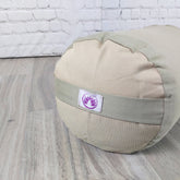 Cuscino dorsale bolster yoga cotone naturale chiaro con design ergonomico per supporto e comfort.