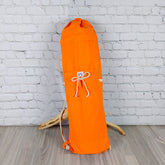 Borsa porta tappetino yoga arancione con cordoncino e dettagli decorativi per trasportare facilmente il tappetino