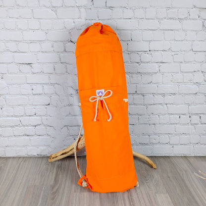 Borsa porta tappetino yoga arancione con cordoncino e dettagli decorativi per trasportare facilmente il tappetino