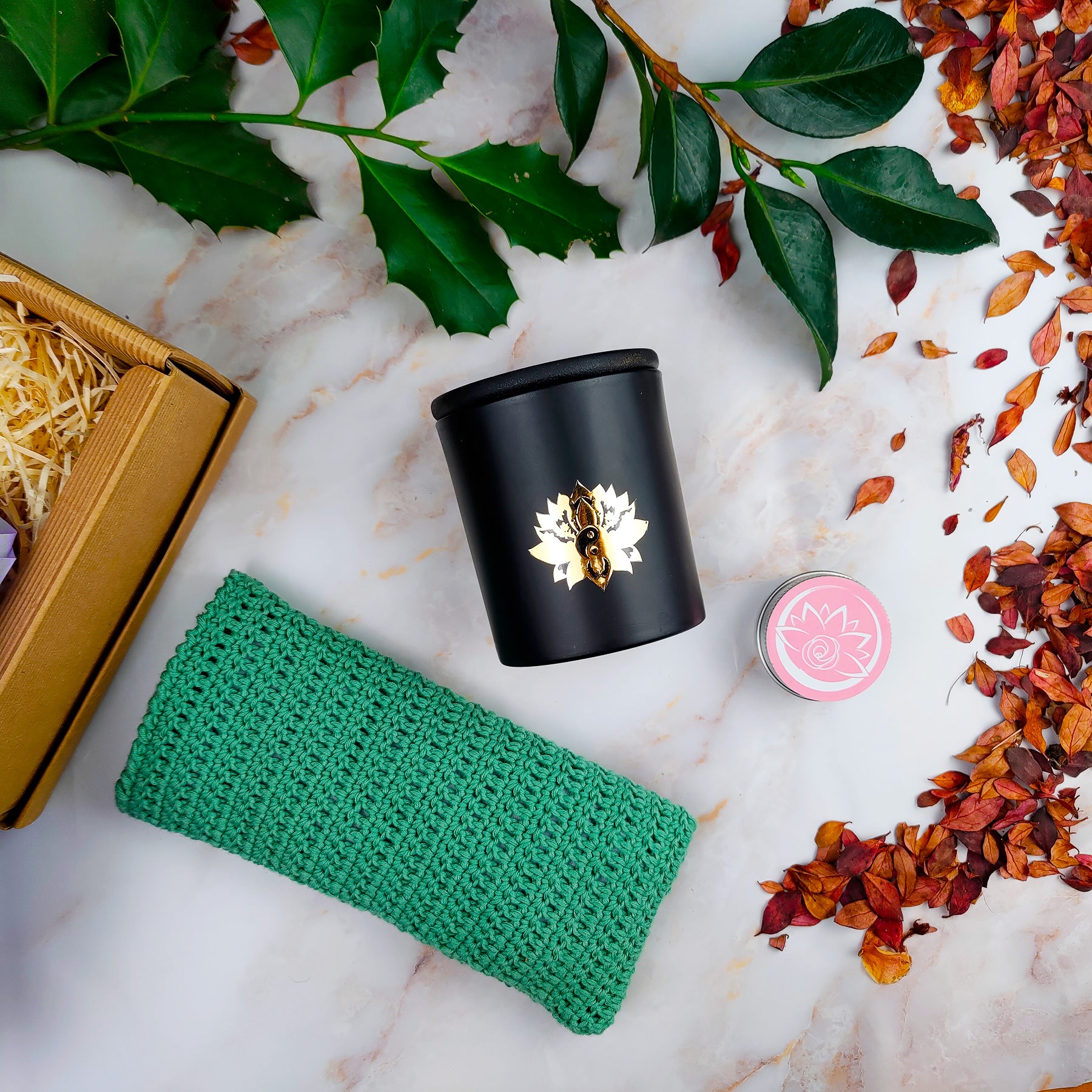 Confezione regalo con box benessere artigianale, candele e accessori per il relax