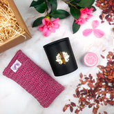 Confezione regalo box benessere artigianale con candela, cuscino e decorazioni floreali