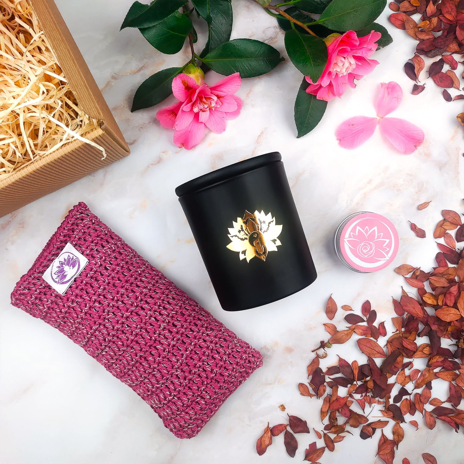 Confezione regalo box benessere artigianale con candela, cuscino e decorazioni floreali