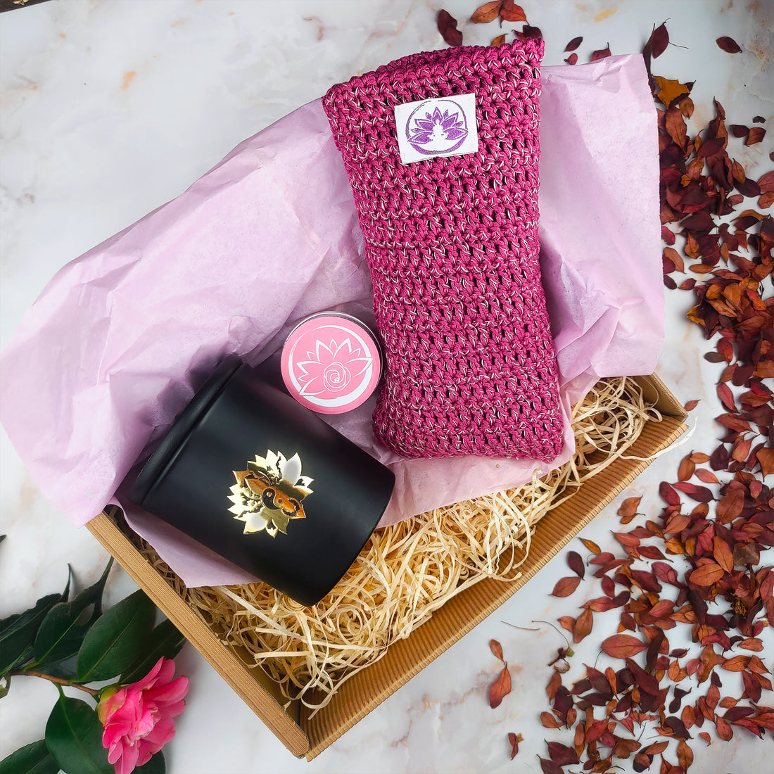 Confezione regalo box benessere artigianale con candele e accessori rilassanti