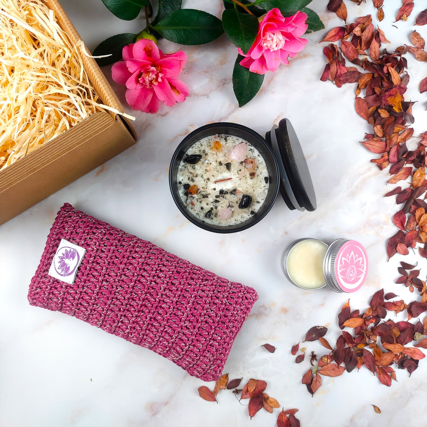 Confezione regalo con candele profumate e accessori rilassanti nella box benessere artigianale