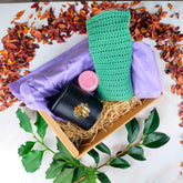 Confezione regalo con box benessere artigianale, candele e accessori in un elegante cesto di bambù