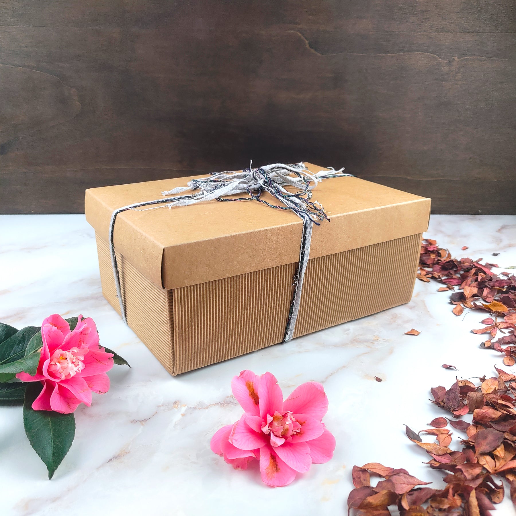 Confezione regalo box benessere artigianale con fiori e decorazioni naturali