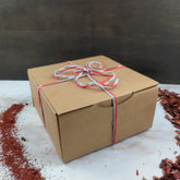Confezione regalo Shop Zen con nastri colorati, ideale per box benessere estivo.