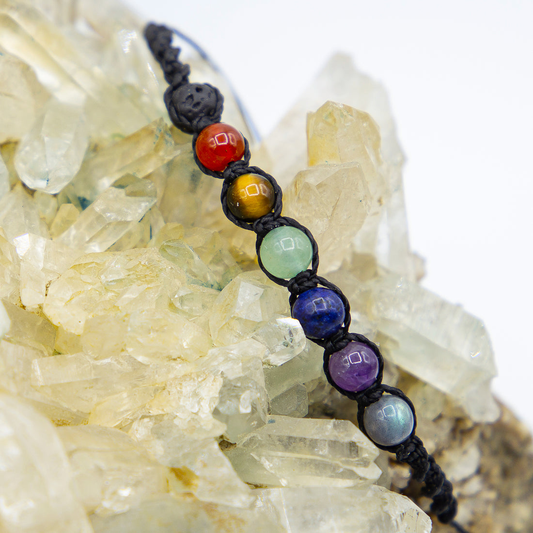 Bracciale chakra macramé con pietre colorate su una base nera, ideale per il benessere spirituale