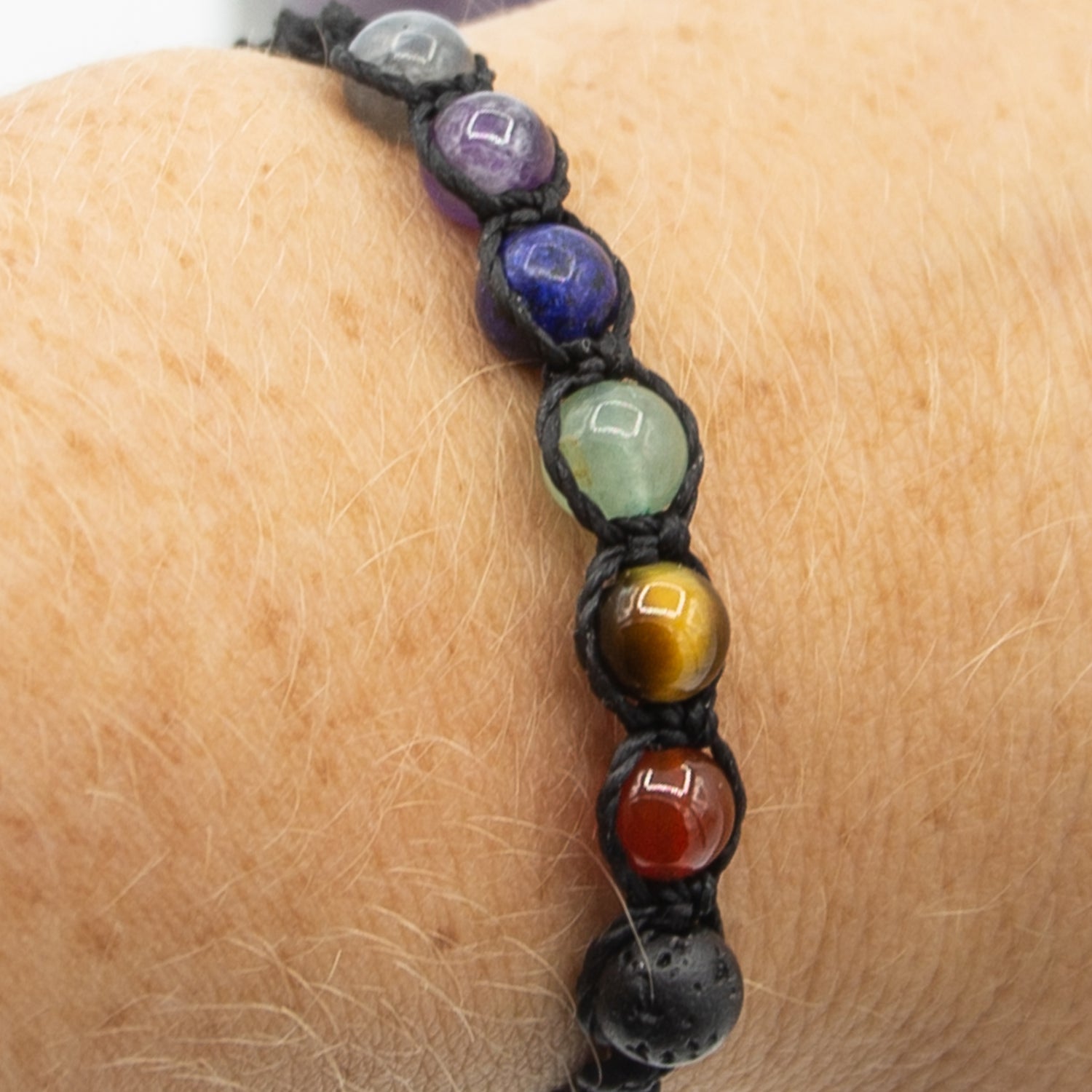 Bracciale chakra macramé con pietre colorate per equilibrio energetico e spirituale
