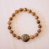 Bracciale loto legno naturale con perline dorate e simbolo di loto centrale per uno stile unico