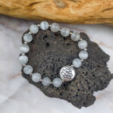 Bracciale loto pietra di luna con perle opache e dettagli in metallo per uno stile elegante