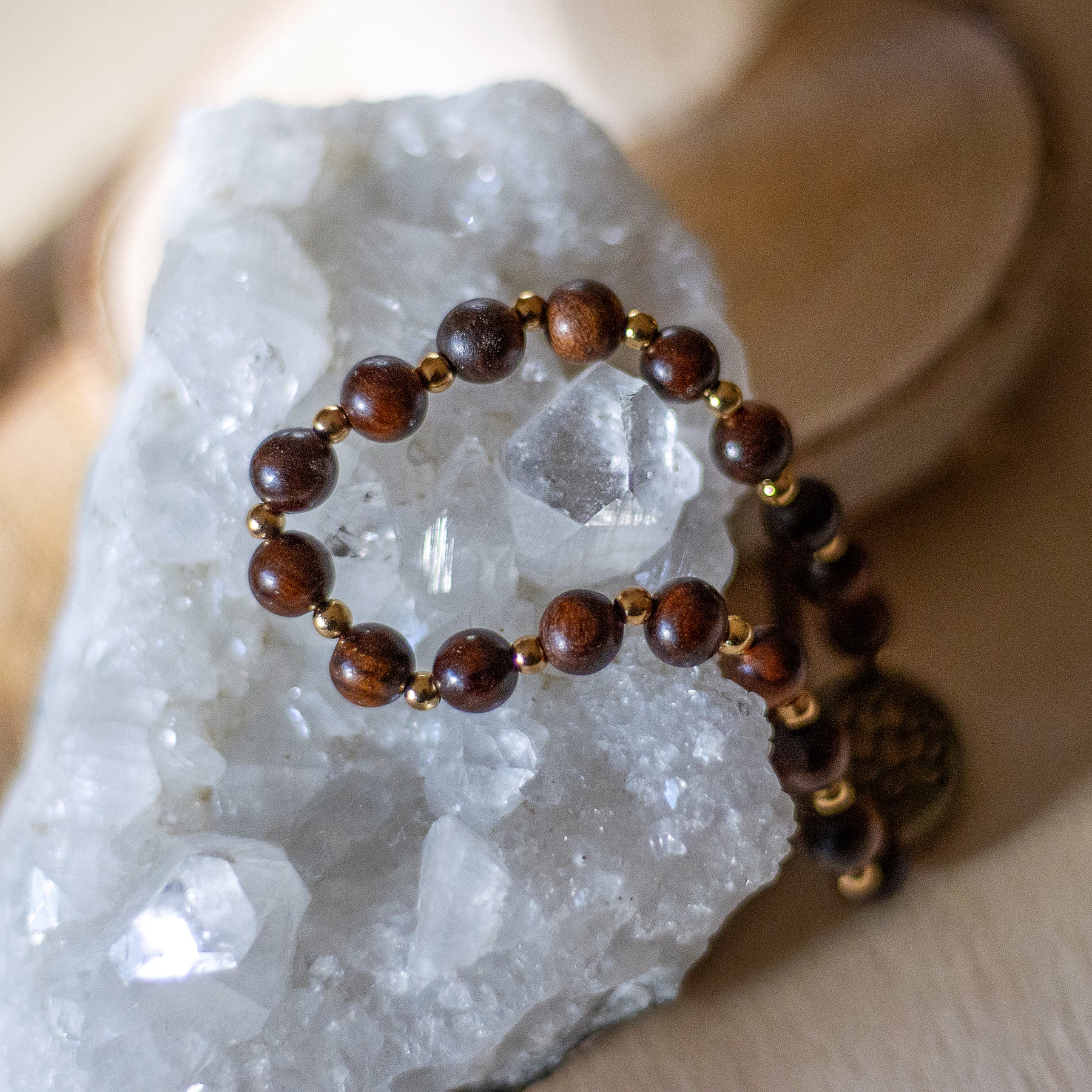Bracciale loto in legno naturale con oro 18K
