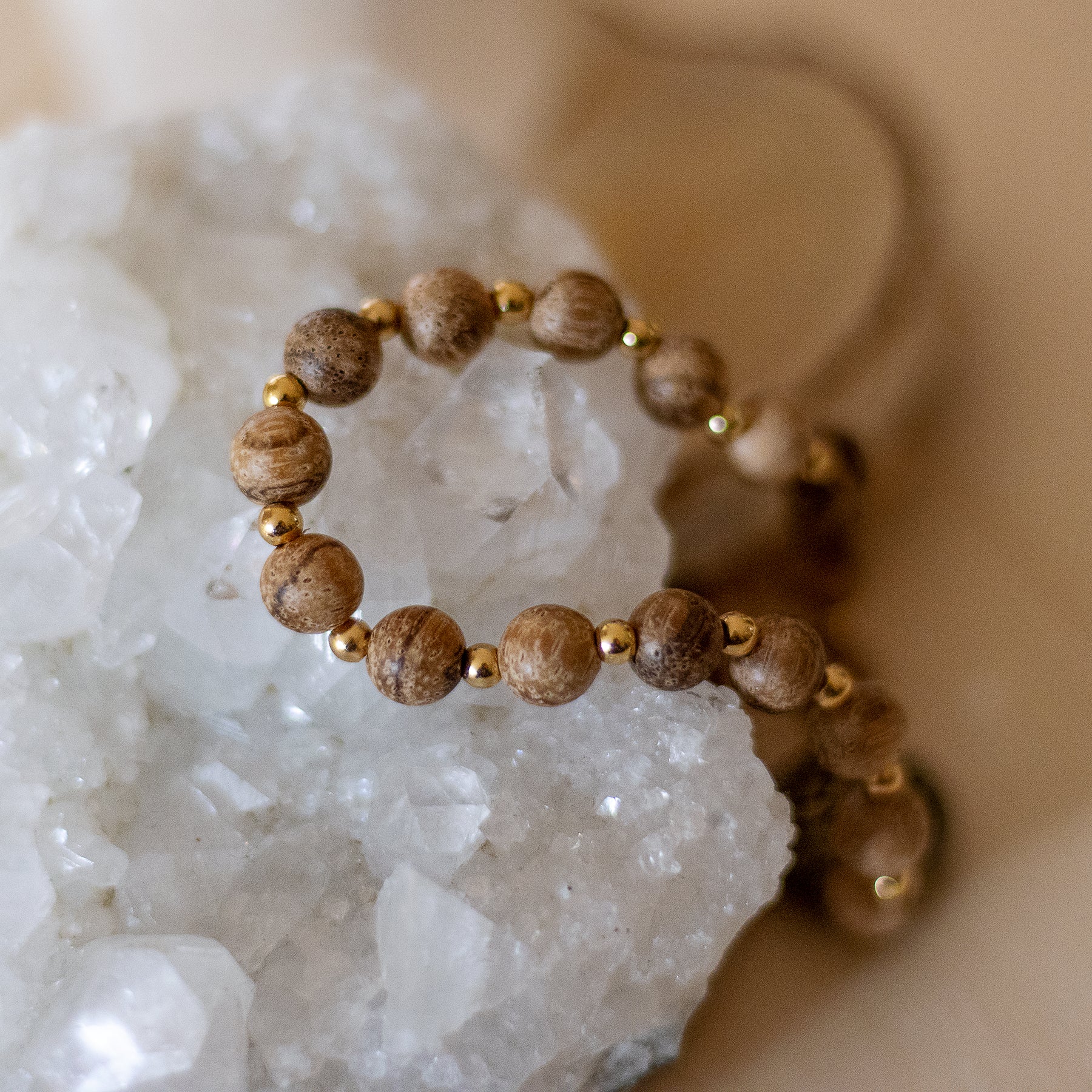 Bracciale loto in legno naturale con oro 18K