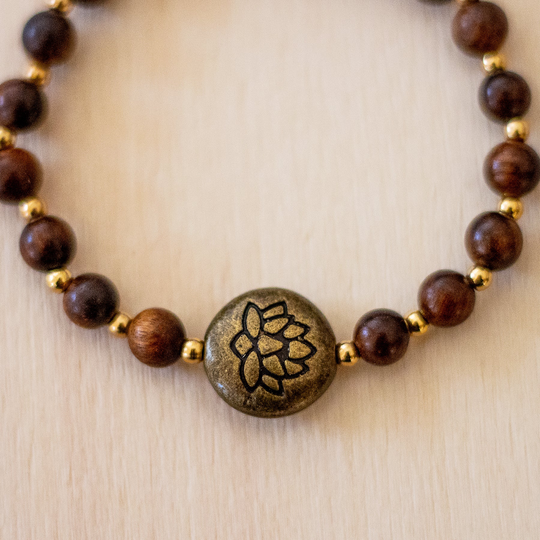 Bracciale loto in legno naturale con oro 18K