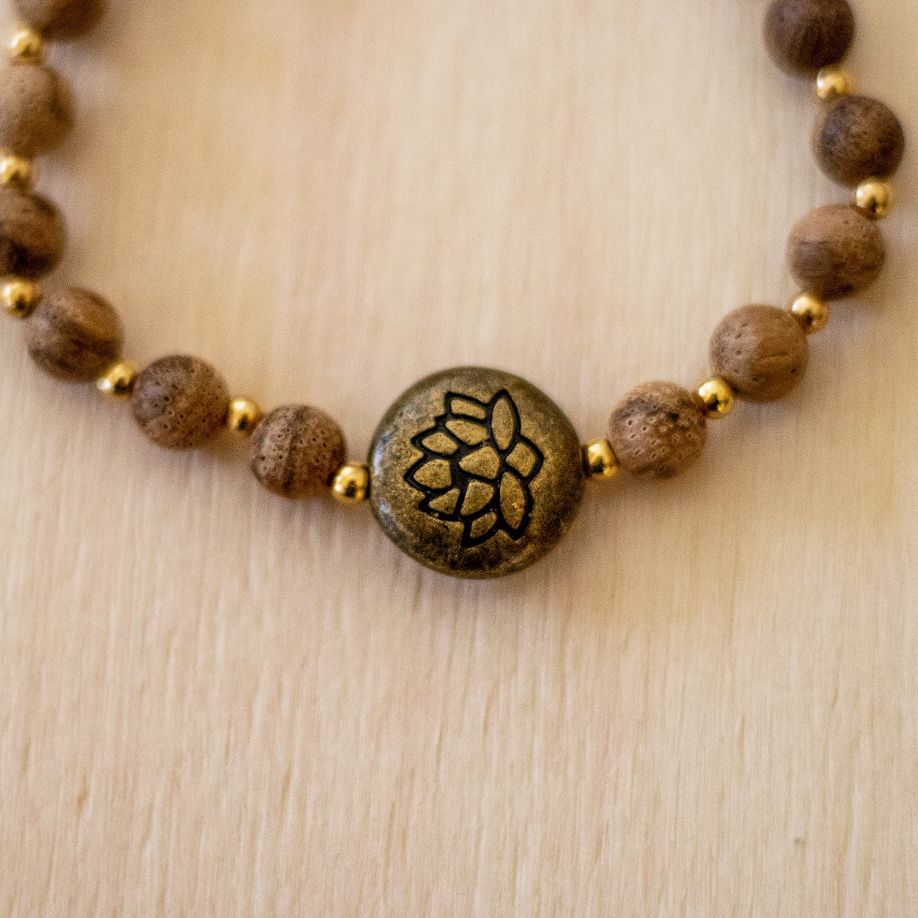Bracciale loto in legno naturale con oro 18K
