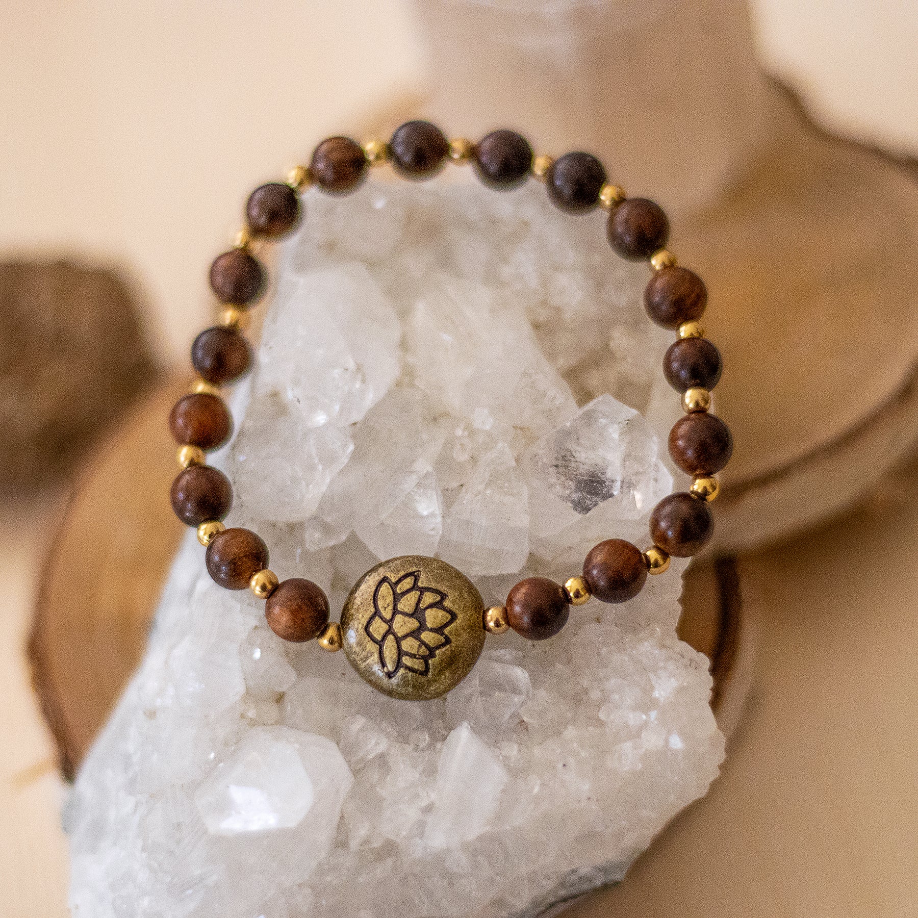 Bracciale loto in legno naturale con oro 18K