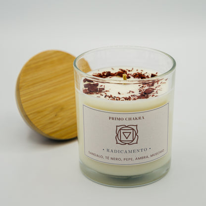 Candela radicamento primo chakra in vaso di vetro con coperchio in bambù e decorazioni naturali