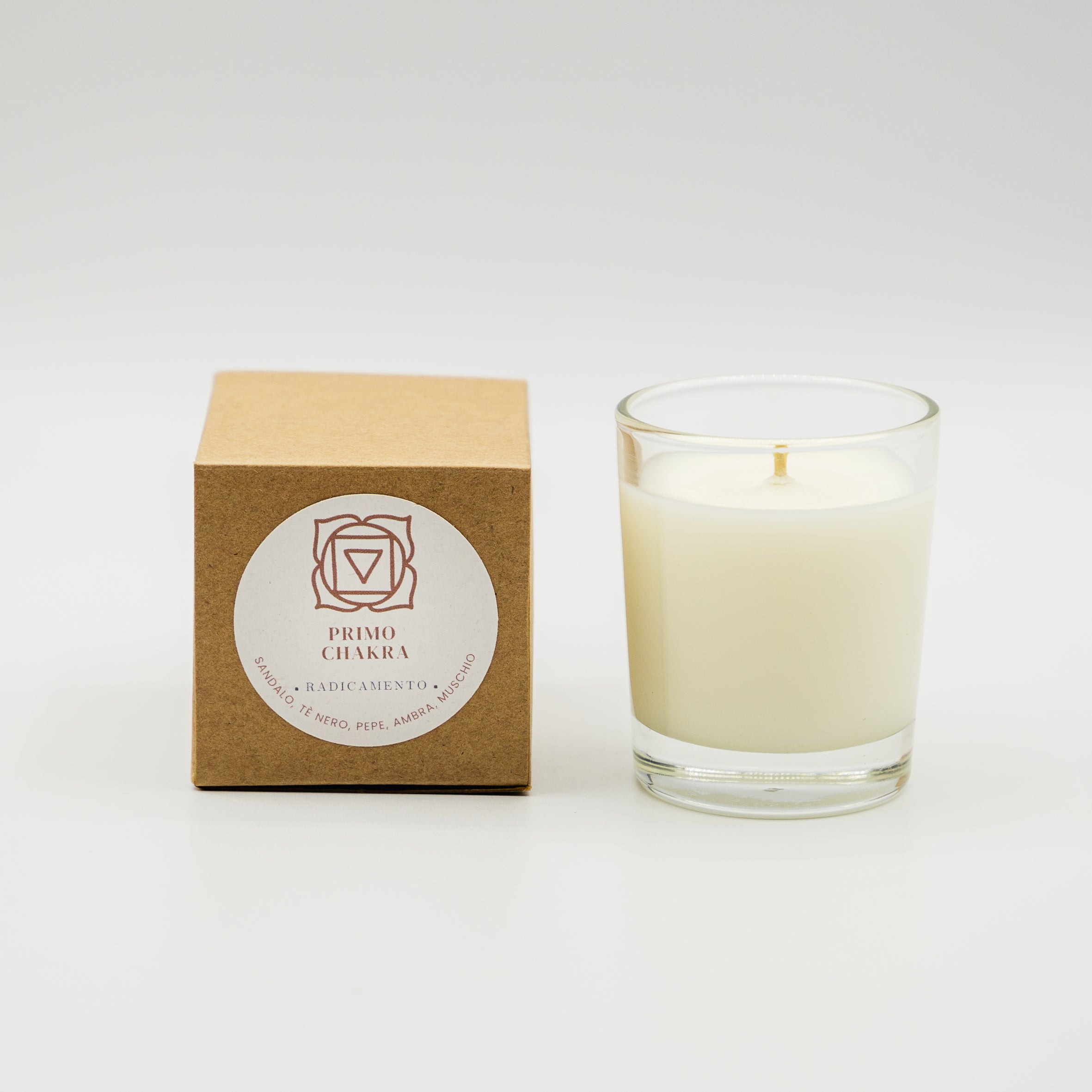 Candela radicamento primo chakra in vaso di vetro con confezione ecologica dal design minimalista