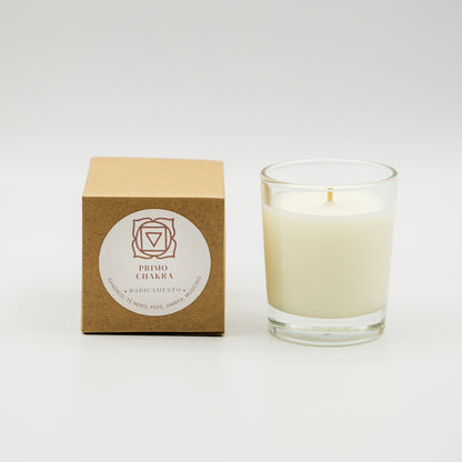 Candela radicamento primo chakra in vaso di vetro con confezione ecologica dal design minimalista