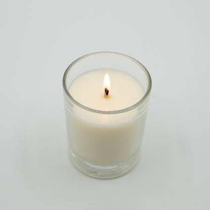 Candela tranquillità sesto chakra in vetro trasparente con fiamma accesa per migliorare il benessere