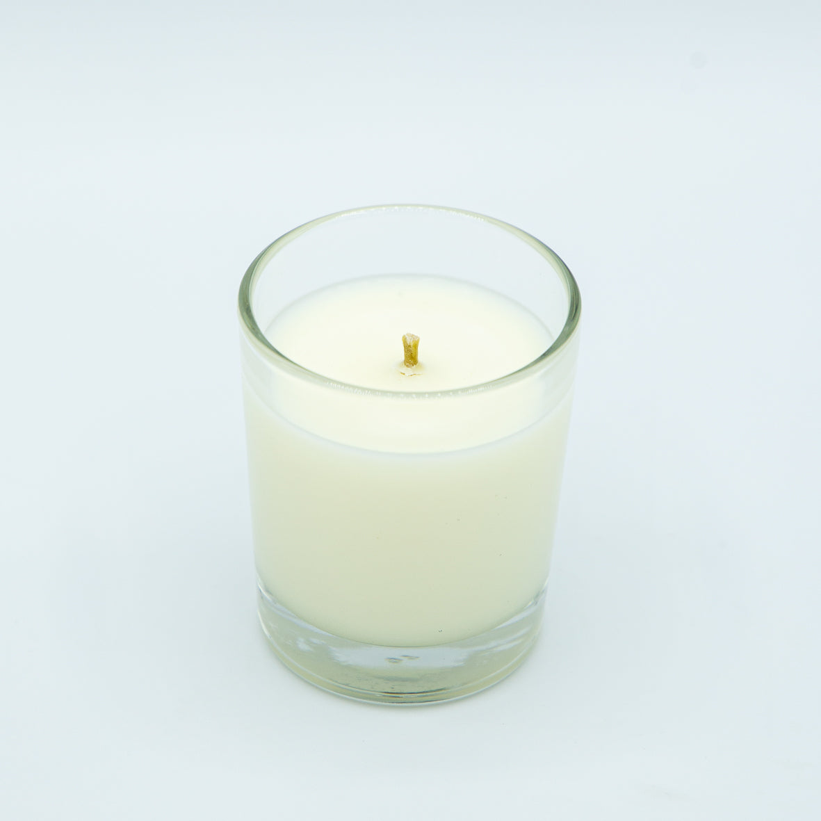 Candela tranquillità sesto chakra in un contenitore di vetro trasparente per la meditazione e il relax