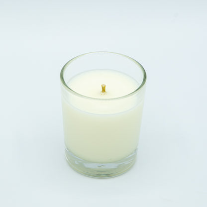Candela tranquillità sesto chakra in un contenitore di vetro trasparente per la meditazione e il relax