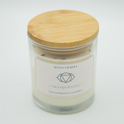 Candela tranquillità sesto chakra in vetro con coperchio in legno e olio essenziale di lavanda
