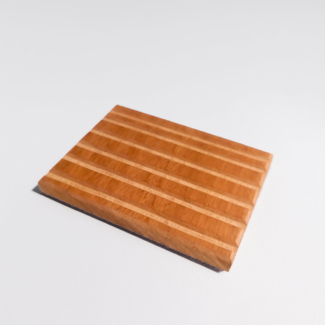 Cofanetto benessere naturale in legno con finitura liscia e striature eleganti per aromaterapia