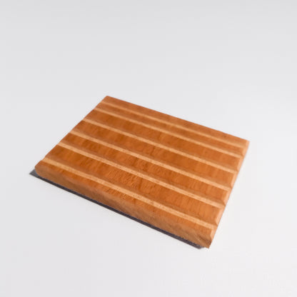 Cofanetto benessere naturale in legno con finitura liscia e striature eleganti per aromaterapia
