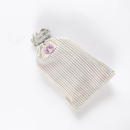 Cofanetto benessere naturale in tessuto a righe con chiusura e logo floreale