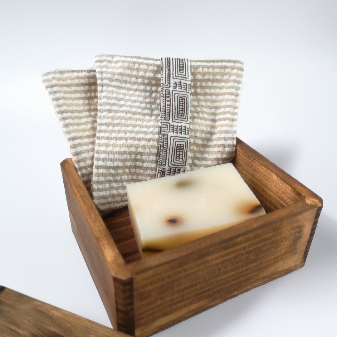 Cofanetto benessere naturale con sapone artigianale e panni in tessuto eco-friendly
