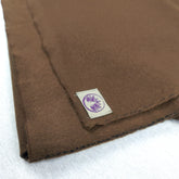 Coperta yoga cashmere marrone morbida e calda, ideale per meditazione e relax