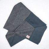 Coperta yoga effetto spigato in tonalità grigia, ideale per pratiche di meditazione e rilassamento.