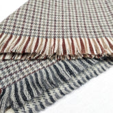 Coperta yoga lana pied de poule in tonalità grigie e marroni con frange decorative