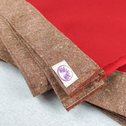Coperta da yoga in lana rosso Ferrari con bordo in tweed irlandese